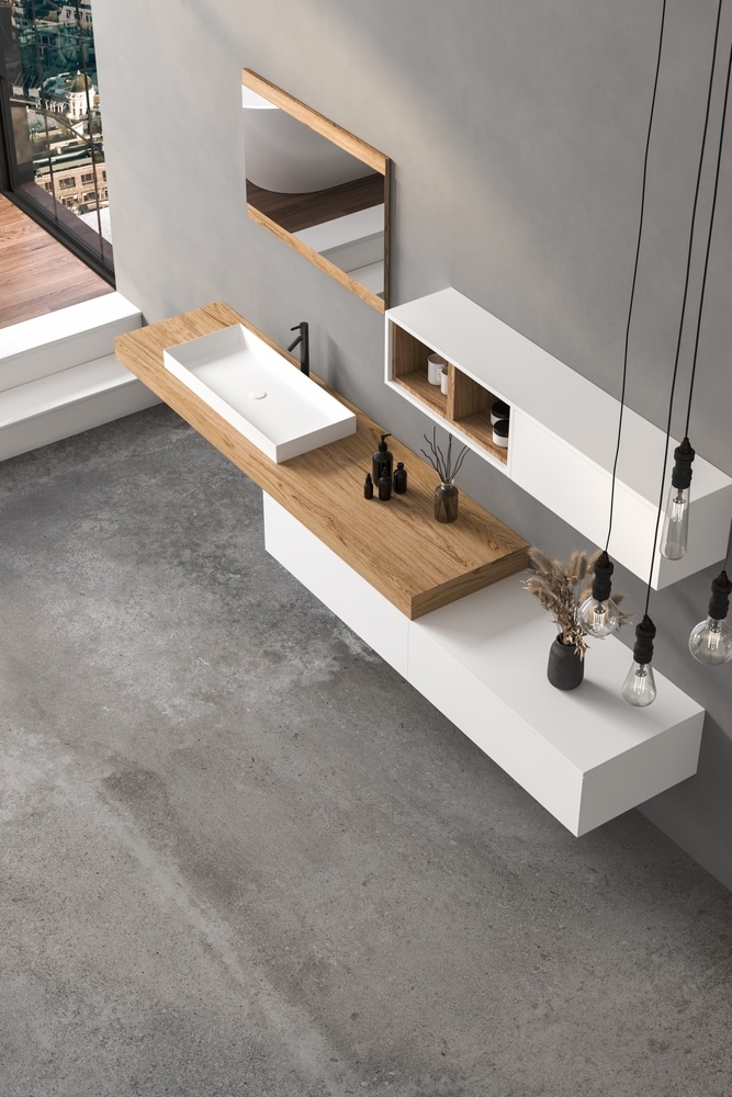 Salle de Bain Minimaliste Design : Bois, Blanc et Béton Salle de bain moderne minimaliste avec vasque blanche, plan de travail en bois et sol en béton ciré gris.