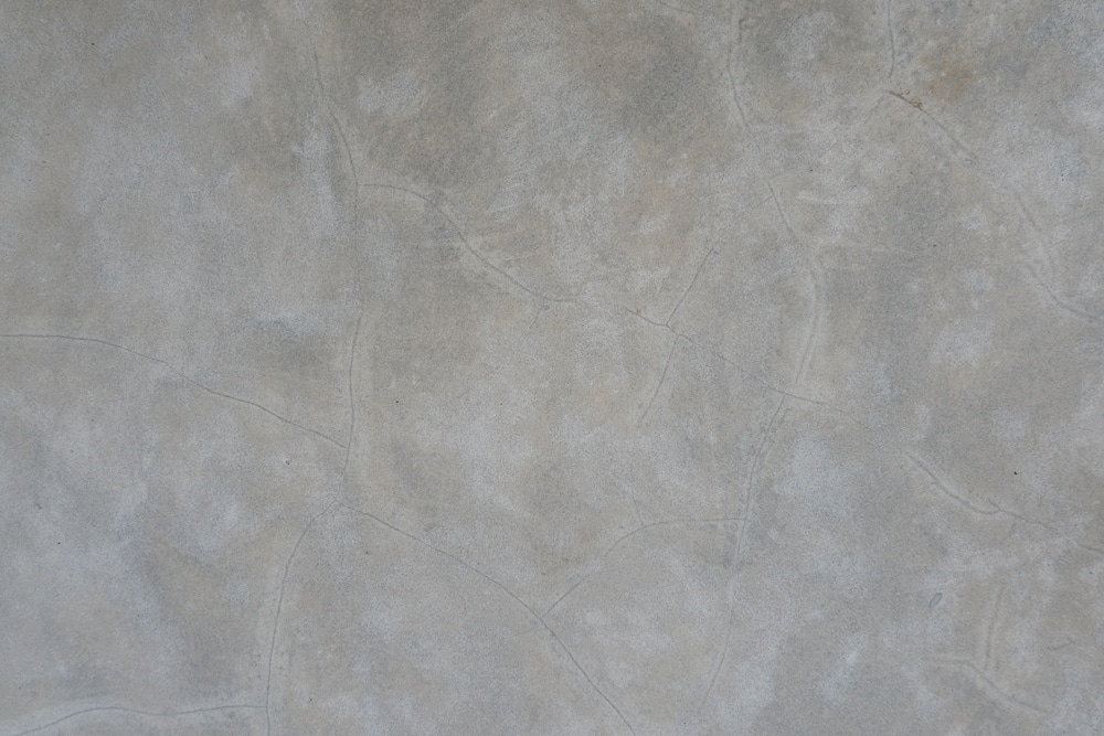 Texture Béton Gris Fissuré - Fond Mural Style Industriel Texture de béton poli gris clair avec un réseau de fines fissures naturelles.